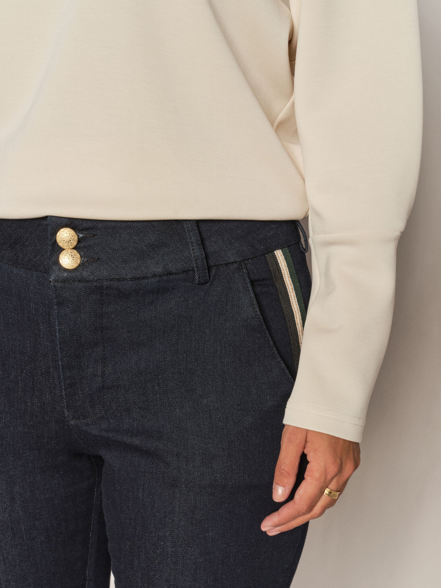 Modelshot / Dark Blue / Detail